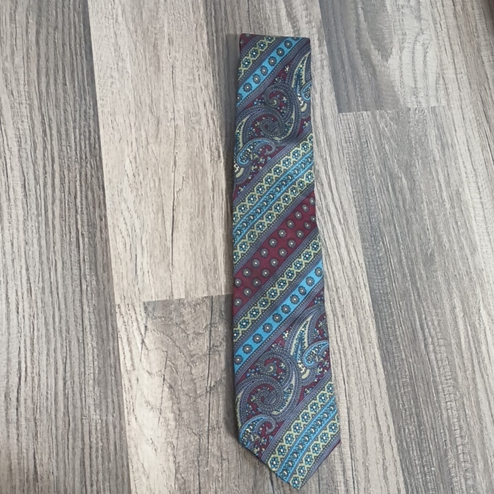 NWOT Oleg Cassini Mens Multicolor Paisley Pattern Tie.